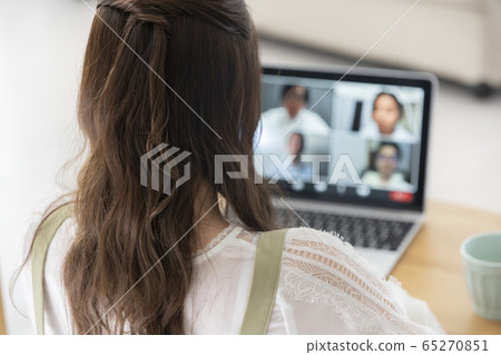 Female telework image_WEB conference 65270851