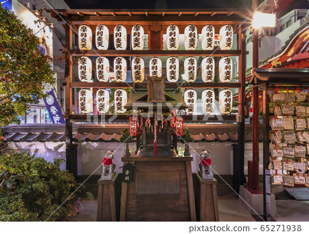 [Tokyo / Ueno] Night view of the end of Ishibashi Inari's shrine at Tokudaiji Temple, which enshrines Marishenten located in Ameyokocho, Ueno 65271938