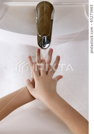 A child washes the outside of his hands between A child washes the outside of his hands between 65273665