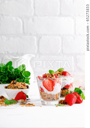 Strawberry parfait with yogurt, homemade granola Strawberry parfait with yogurt, homemade granola 65273833