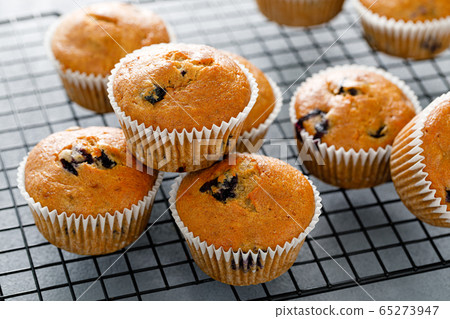 Bleberry banana muffins with fresh berries Bleberry banana muffins with fresh berries 65273947