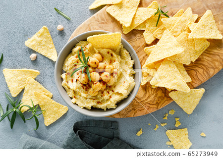 Homemade chickpea hummus with chips Homemade chickpea hummus with chips 65273949