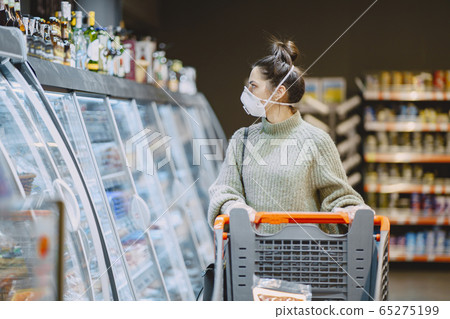 Woman in a respirator in a supermarket 65275199