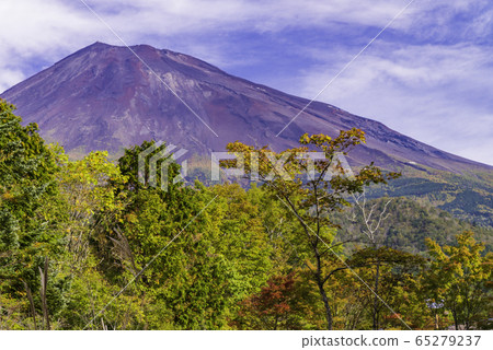 (Shizuoka Prefecture) Mt. Fuji seen from Nishiusuka that turned red 65279237