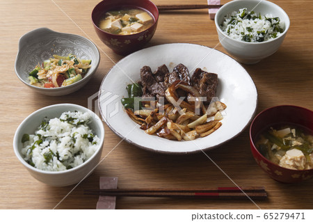 Wakame rice and sautéed beef and vegetables Wakame rice and sautéed beef and vegetables 65279471