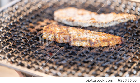 Charcoal grilled salt whale_BBQ / bbq / charcoal / net grill / bincho charcoal / seven wheels / camping / meal / food / charcoal 65279516