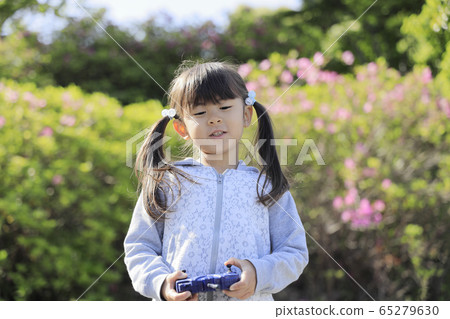 嬰兒(5歲)正在操作無線電遙控模型 嬰兒(5歲)正在操作無線電遙控模型 65279630