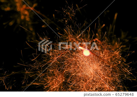 散落在美麗的日本煙火 65279648