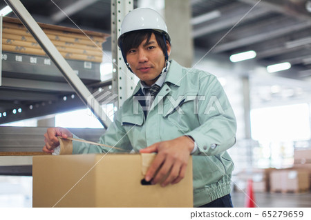 Male employee working in distribution warehouse 65279659
