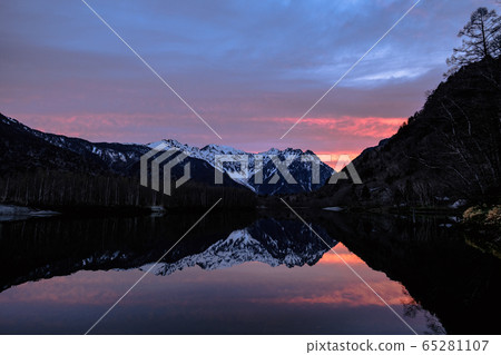 上高地的黎明：大正池和穗高山脈（5月上旬） 65281107