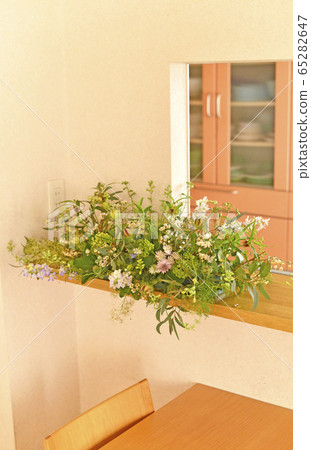 Flower arrangement to decorate the kitchen counter 65282647