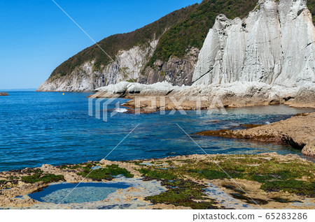 [Shimokita Peninsula, Hotokegaura, Aomori Prefecture] Tenryuiwa: Hotokegaura is a landscape of pure paradise where various kinds of strange rocks made by green tuff gather. 65283286