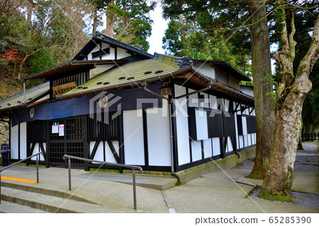 箱根關所博物館,箱根關所遺址,湖邊一排雪松樹旁的建築物,神奈川縣,箱根(2) 箱根關所博物館,箱根關所遺址,湖邊一排雪松樹旁的建築物,神奈川縣,箱根(2) 65285390