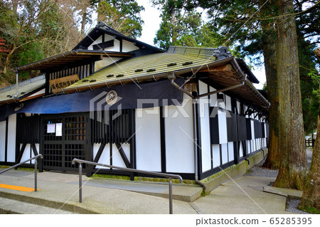 箱根關所博物館,箱根關所遺址,湖邊一排雪松樹旁的建築物,神奈川縣箱根(1) 箱根關所博物館,箱根關所遺址,湖邊一排雪松樹旁的建築物,神奈川縣箱根(1) 65285395