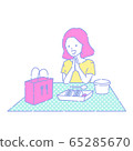 一個女人拿出食物 65285670