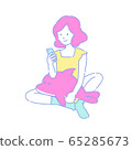 在家看一個智能手機的婦女 65285673