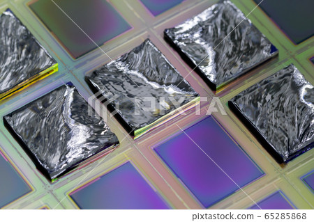 Pieces of polycrystalline silicon integrated on a Pieces of polycrystalline silicon integrated on a 65285868