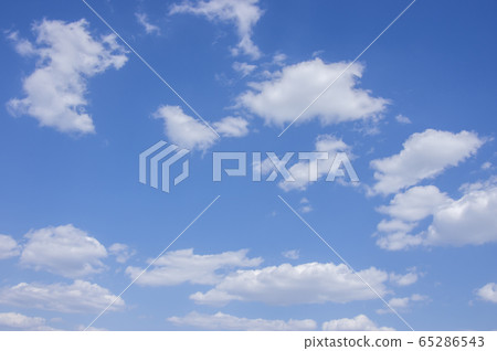 漂浮在藍天的一朵白色雲彩 漂浮在藍天的一朵白色雲彩 65286543