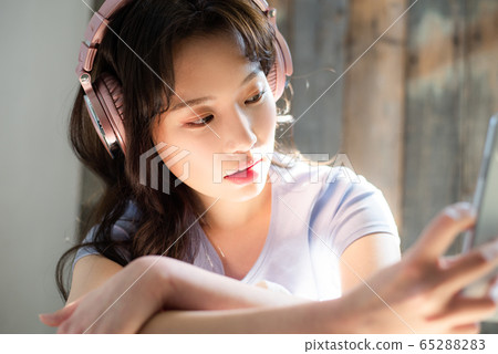 Lifestyle Female Asian Single Portrait 65288283