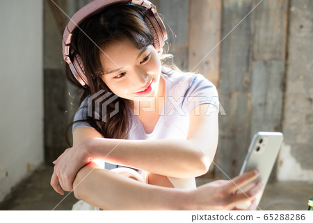 Lifestyle Female Asian Single Portrait 65288286