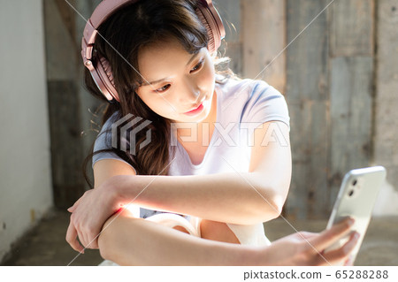 Lifestyle Female Asian Single Portrait 65288288