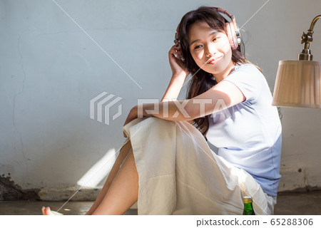 Lifestyle Female Asian Single Portrait 65288306