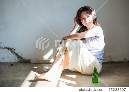 Lifestyle Female Asian Single Portrait Lifestyle Female Asian Single Portrait 65288307