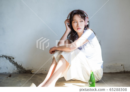 Lifestyle Female Asian Single Portrait 65288308