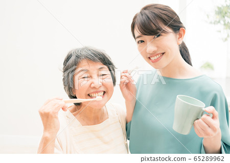Toothpaste grandma and daughter 65289962