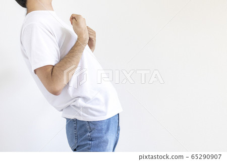 短袖的男人握緊拳頭 短袖的男人握緊拳頭 65290907