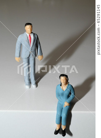 情侶吵架,彼此經過情侶 情侶吵架,彼此經過情侶 65291145