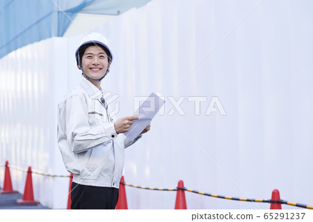 A young businessman 65291237