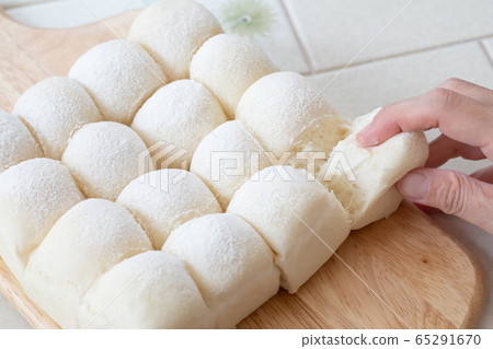 Chigiri white bread making scene at home 65291670
