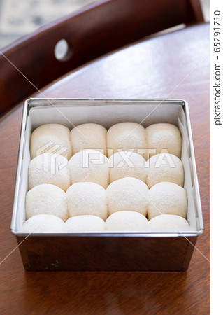 在家中製作麵包，白麵包，麵團，然後放入烤箱烘烤 65291710