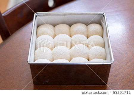 在家中製作麵包,白麵包,麵團,然後放入烤箱烘烤 在家中製作麵包,白麵包,麵團,然後放入烤箱烘烤 65291711