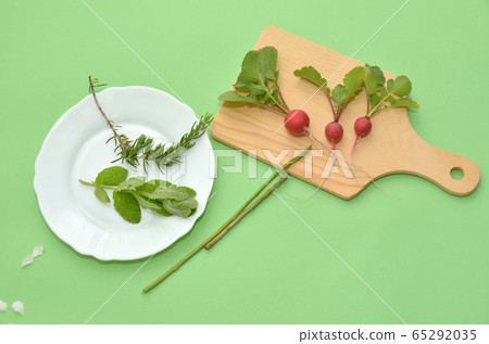 Fresh image, green background, cutting board 65292035