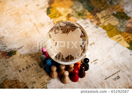 People who support the earth Glass globes and people 65292087