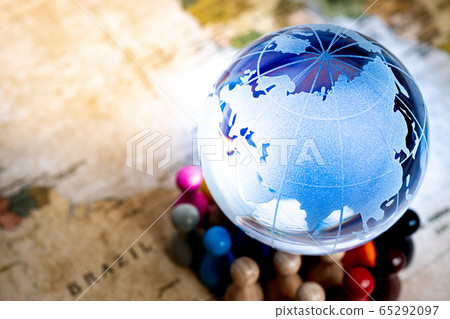 People who support the earth Glass globes and people 65292097
