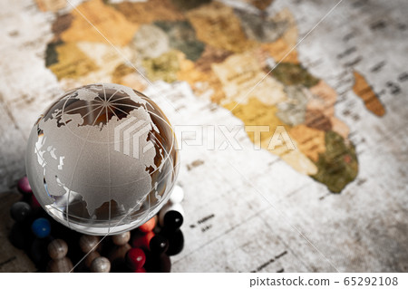 支持地球的人們玻璃地球儀和人們 支持地球的人們玻璃地球儀和人們 65292108