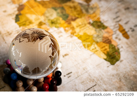 People who support the earth Glass globes and people People who support the earth Glass globes and people 65292109