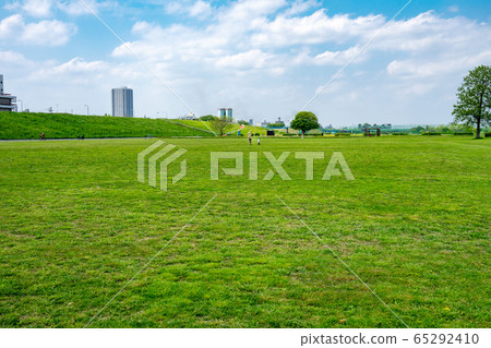 Edogawa riverbed <Shibamata, Katsushika-ku, Tokyo> 65292410