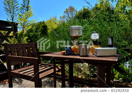 Image of camp gas stove, mug, lantern, radio and mestin (solo meal) (3) Image of camp gas stove, mug, lantern, radio and mestin (solo meal) (3) 65292858