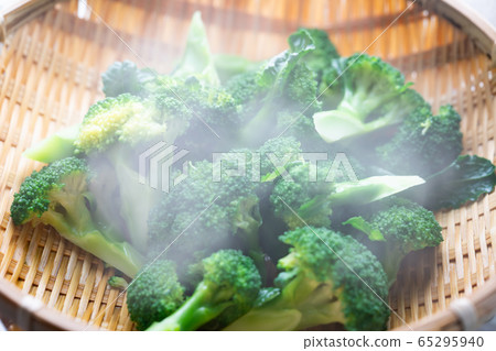 Freshly boiled broccoli 2 broccoli 65295940