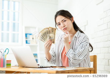 Woman with special fixed benefit 65296989