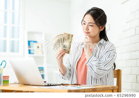 Woman with special fixed benefit Woman with special fixed benefit 65296990