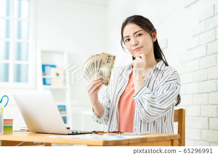 Woman with special fixed benefit Woman with special fixed benefit 65296991