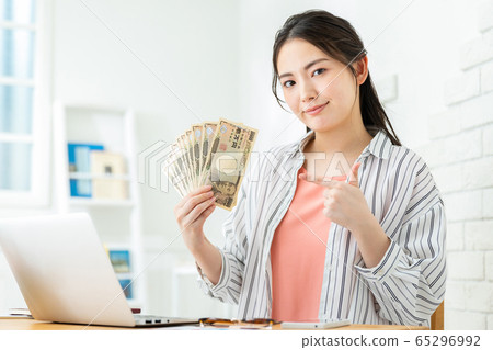 Woman with special fixed benefit 65296992