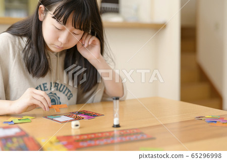 孩子們玩棋盤遊戲 65296998