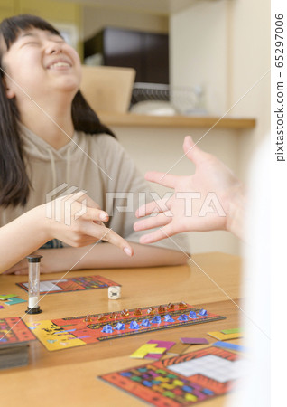 家庭玩棋盤遊戲 65297006