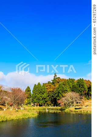妙神池塘水上公園的秋天風景[熊本縣麻生縣南阿蘇村] 65297269